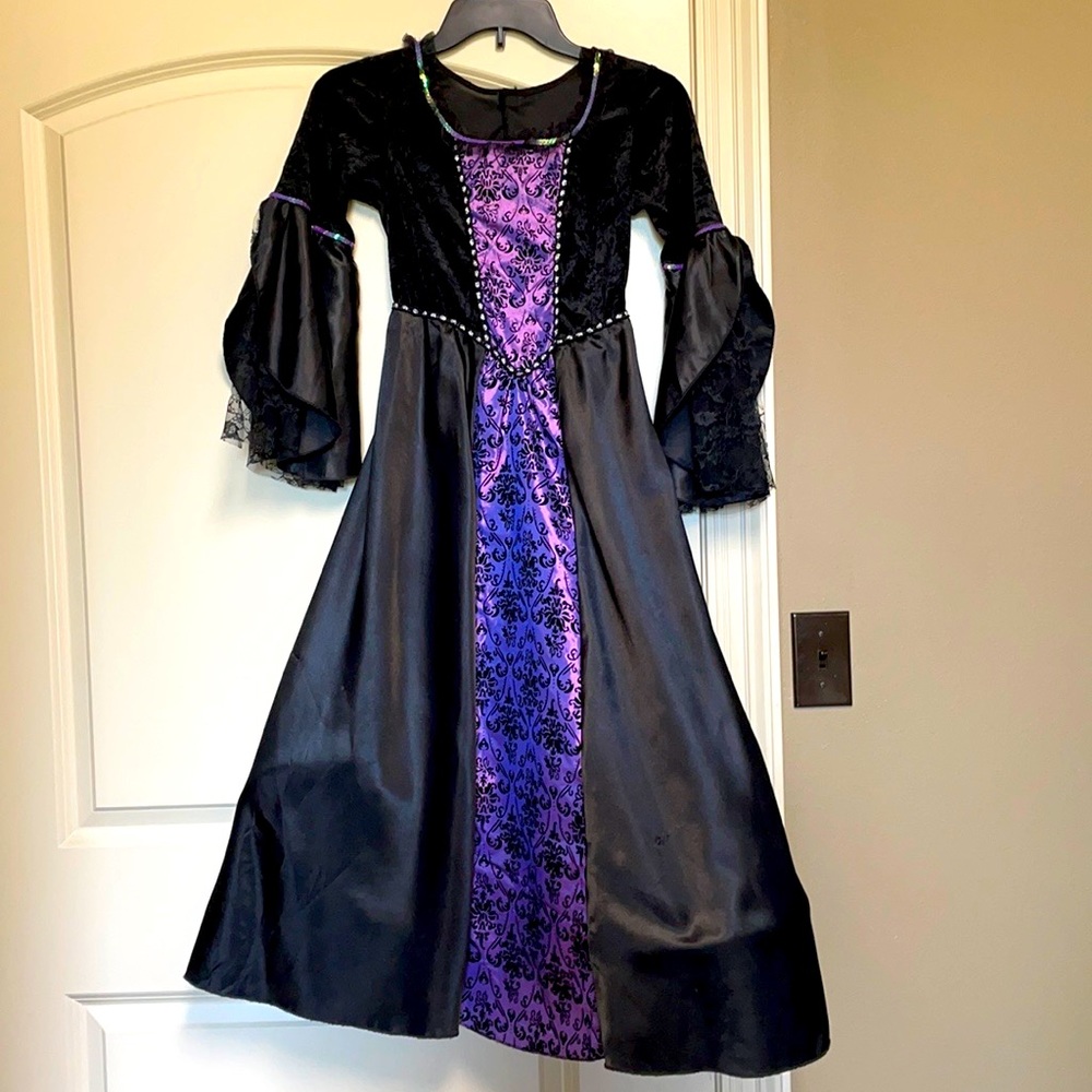Kids size 10 Witch costume, perfect for a  or party!!!Bonus Free T-shirt!!!